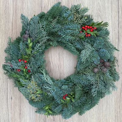 Adventskranz, Mix-Grün mit roten Beeren, halbrund gebunden, ca. 40 cm Ø