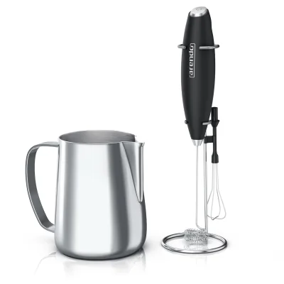 Arendo Handmilchaufschäumer mit Edelstahl-Milchkännchen und Messskala, Dual-Quirl, Schneebesen, Standhalterung und Batterien