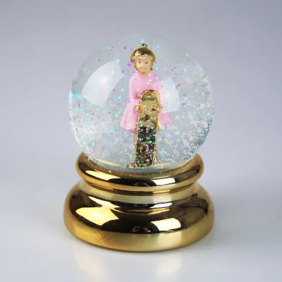 Schneekugel 'Kind', gold-rosa, ca. Ø 8 x H 10 cm