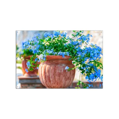 Wallario Gartenposter ca. 60 x 90 cm Blaue Blumen in einer Steinvase