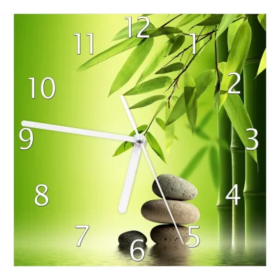 Wallario Uhr 30 x 30 cm, schwarze Zeiger Steinstapel im Grünen