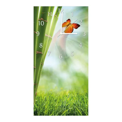 Wallario Uhr 30 x 30 cm, weiße Zeiger Schmetterling im Grünen mit Bambus